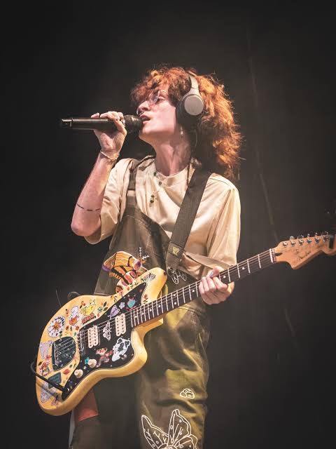 Cavetown live on tour